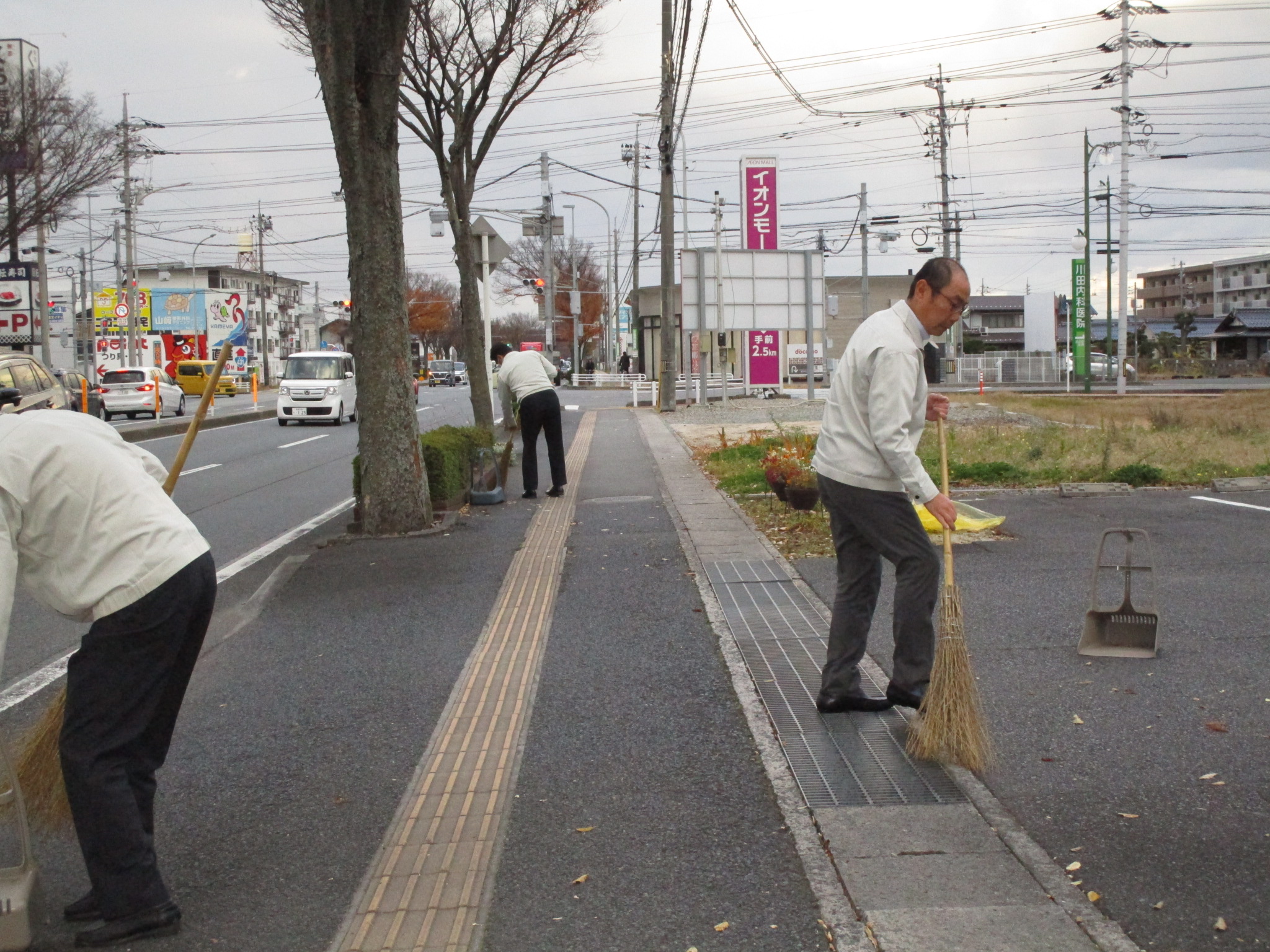 秋のけやき通り一斉清掃を行いました